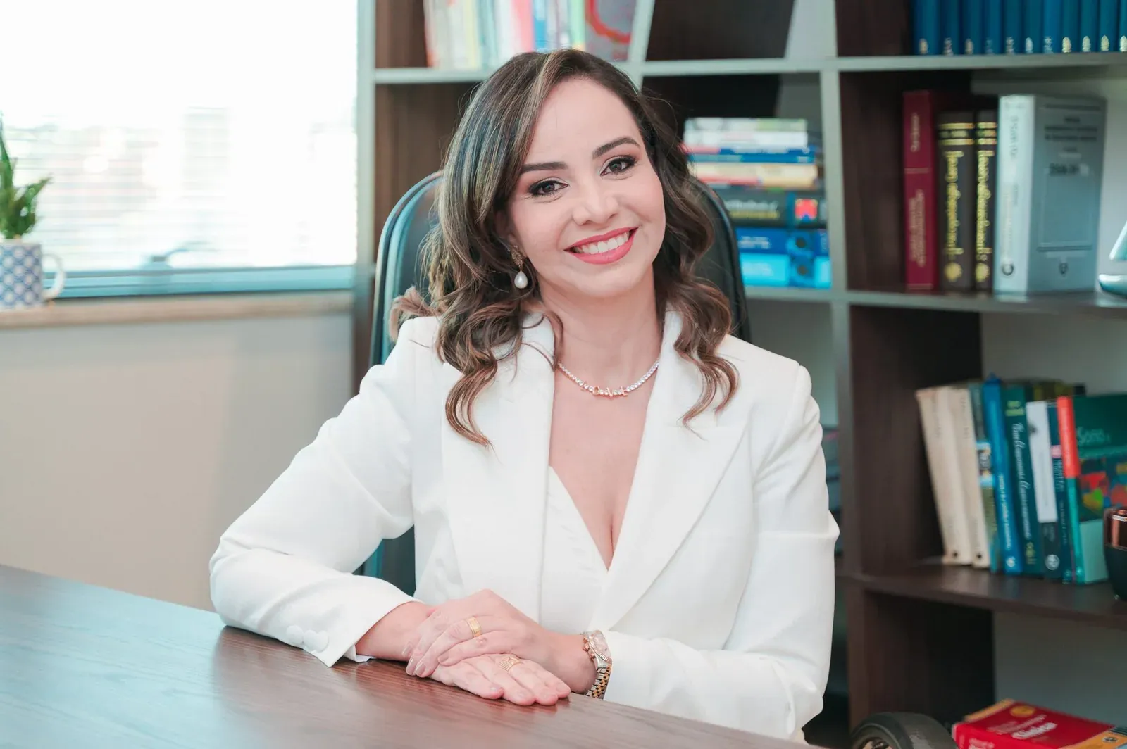 Dra. Melissa Romero, médica psiquiatra, em seu consultório em Uberlândia